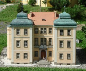 Zdjęcie przedstawia: Park Miniatur Zabytków Dolnego Śląska w Kowarach