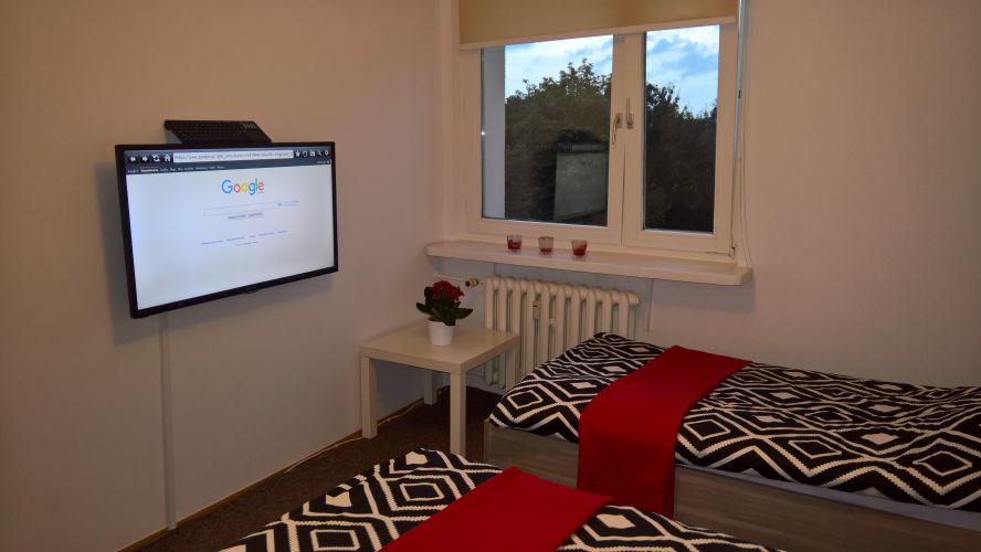 Pok&oacute;j w dwupokojowym apartamencie, w apartamencie kuchnia i łazienka.