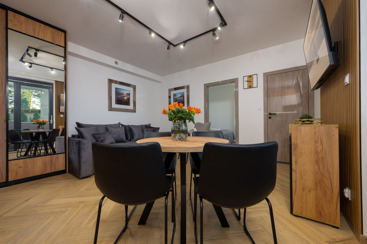 Apartament Wyposażony w jedno ł&oacute;żko małżeńskie oraz rozkładaną  dwuosobową kanapę w salonie, stolik 