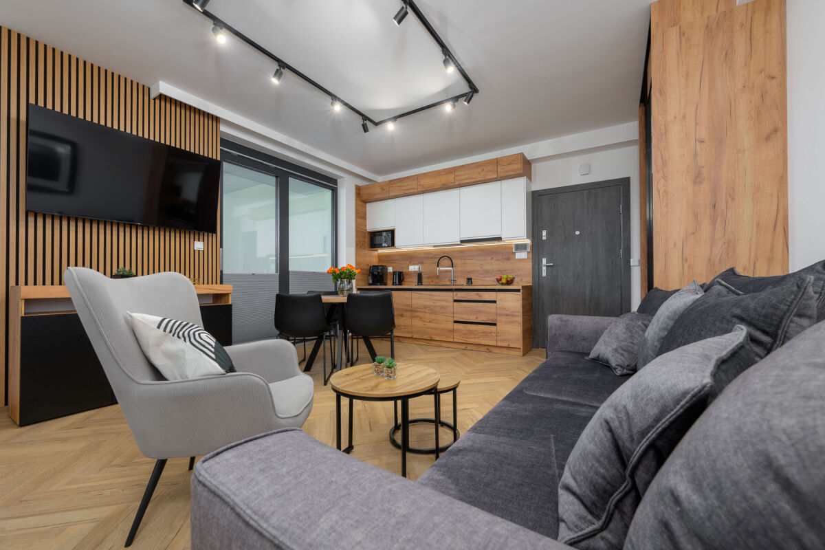 Aneks kuchenny wyposażony jest w płytę ceramiczną z dwoma polami, lod&oacute;wkę, zmywarkę, kuchenkę mikrof