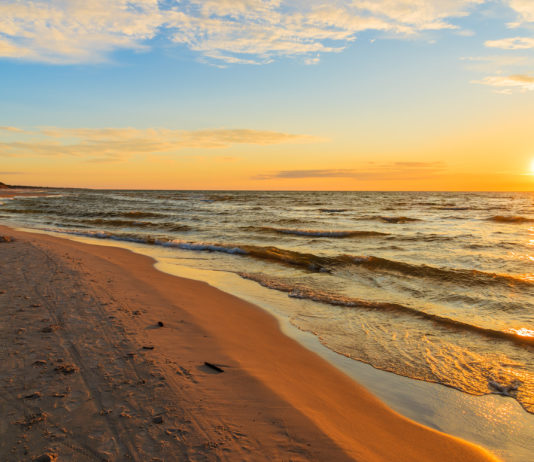 Łeba czy Międzyzdroje? Gdzie na wczasy nad morzem? Zachód słońca