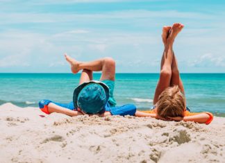 Wakacje bez tłumów. 7 propozycji na wczasy nad morzem Wypoczynek na plaży, morze, ludzie