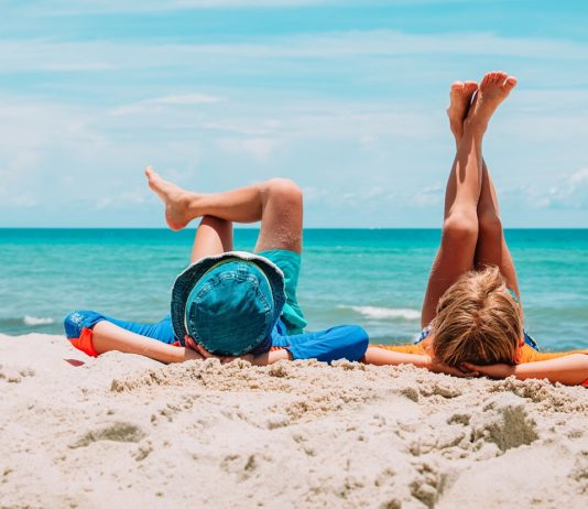 Wakacje bez tłumów. 7 propozycji na wczasy nad morzem Wypoczynek na plaży, morze, ludzie