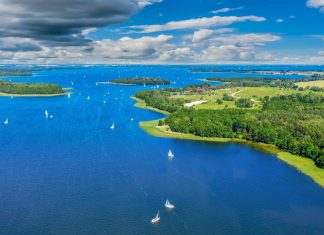 Nie tylko morze! 10 fajnych miejscówek nad jeziorem Jezioro widok z góry
