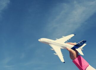 Jak ekonomicznie podróżować samolotem