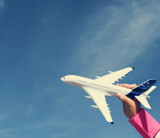 Jak ekonomicznie podróżować samolotem