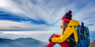 Kobieta na szczycie góry