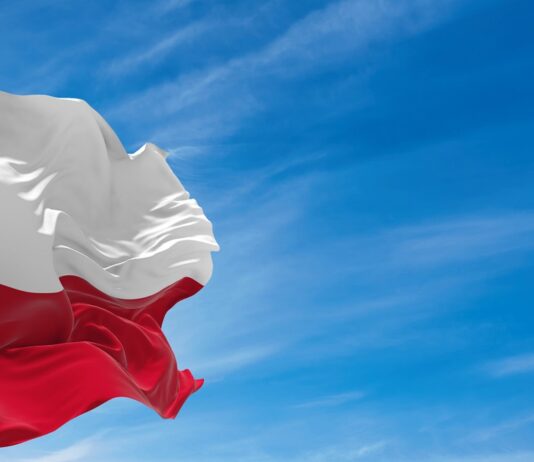 Polska flaga, niebo