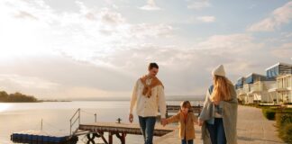 Rodzina spaceruje brzegiem morza