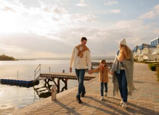 Rodzina spaceruje brzegiem morza