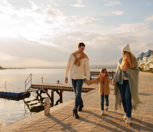 Rodzina spaceruje brzegiem morza