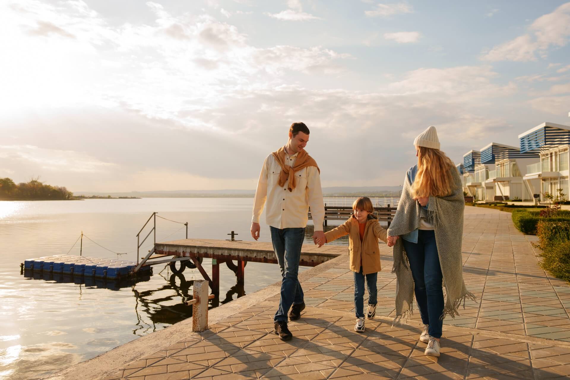 Rodzina spaceruje brzegiem morza Rodzina spaceruje brzegiem morza