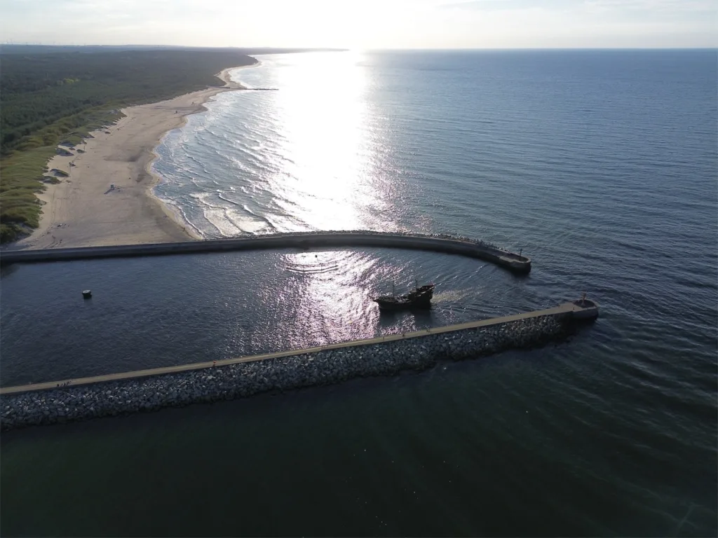 Piękne wybrzeże po sezonie