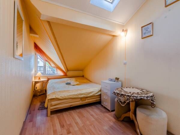 ż&oacute;łty   2 osobowy, -łazienka i kuchnia wsp&oacute;lne