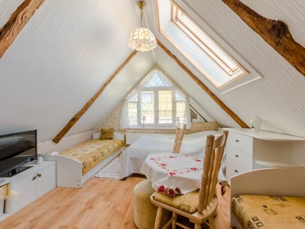 biały 4 osobowy ze wsp&oacute;lna łazienką