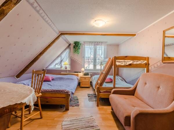 fioletowy 6 osobowy ze wsp&oacute;lną łazienką