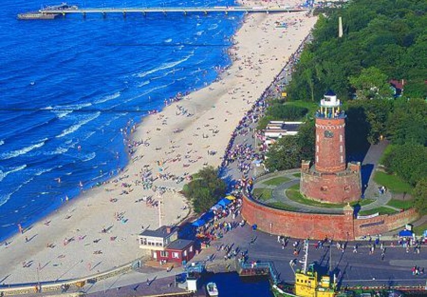 Panorama plaży i portu w Kołobrzegu oddalonego 8km od Dźwirzyna.