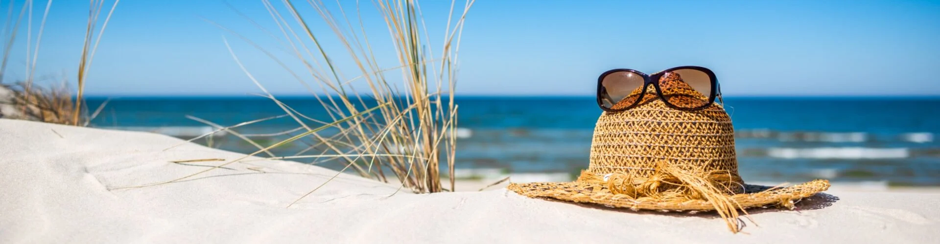 Plażowy krajobraz promujący noclegi na polskie wczasy