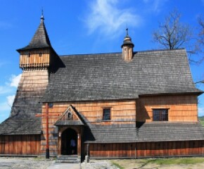Zdjęcie przedstawia: Kościół drewniany gotycki w Dębnie 