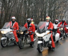 Zdjęcie przedstawia: Mikołaje na Motorach