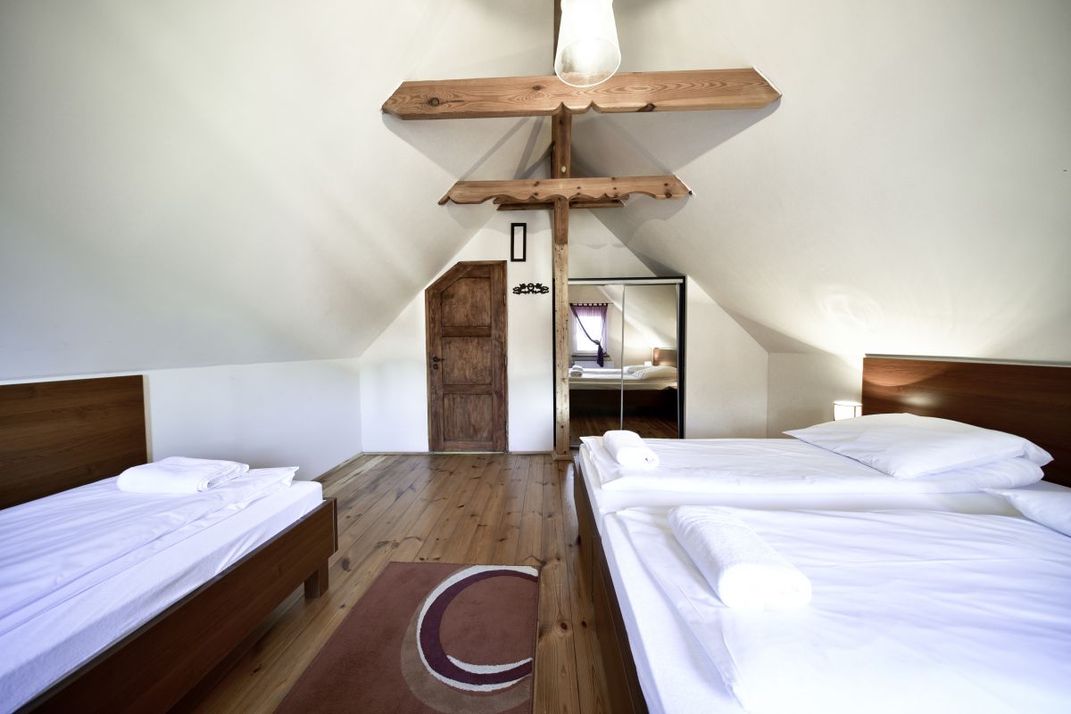 Zamykana sypialnia, trzy ł&oacute;żka pojedyncze