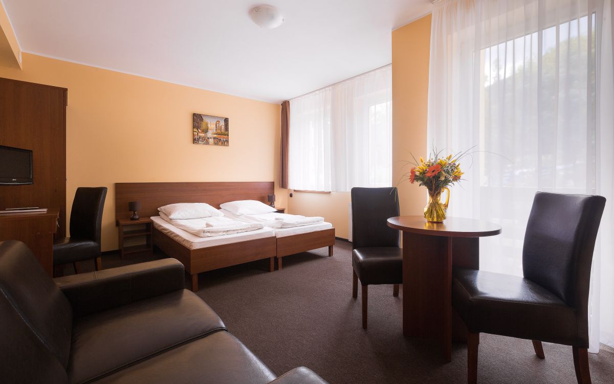 Pok&oacute;j trzyosobowy z balkonem