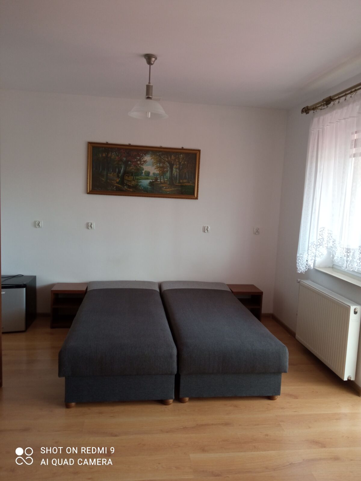 Pok&oacute;j nr 12, 3-osobowy, z balkonem, z jednym ł&oacute;żkiem 2-osobowym i dwoma 1-osobowymi.