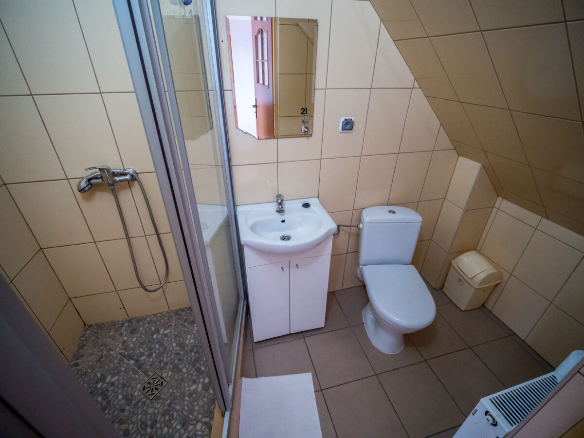 Pok&oacute;j nr 9, 3-osobowy, z balkonem, z jednym ł&oacute;żkiem 2-osobowym i dwoma 1-osobowymi.