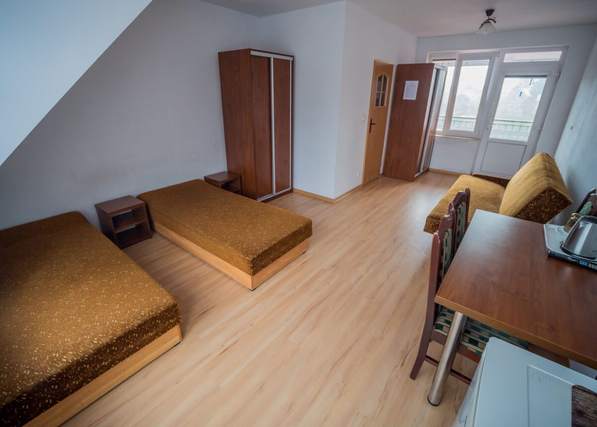 Pok&oacute;j nr 9, 3-osobowy, z balkonem, z jednym ł&oacute;żkiem 2-osobowym i dwoma 1-osobowymi.