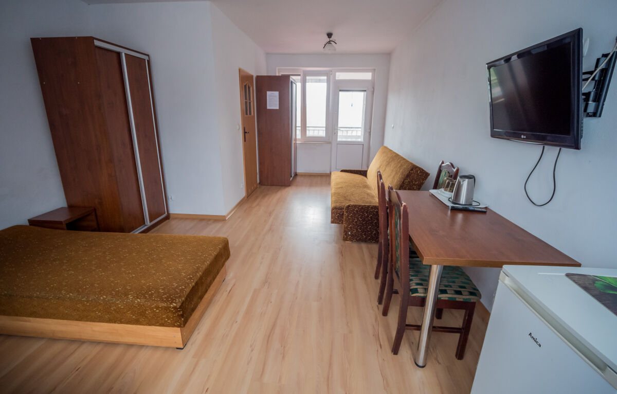 Pok&oacute;j nr 9, 3-osobowy, z balkonem, z jednym ł&oacute;żkiem 2-osobowym i dwoma 1-osobowymi.