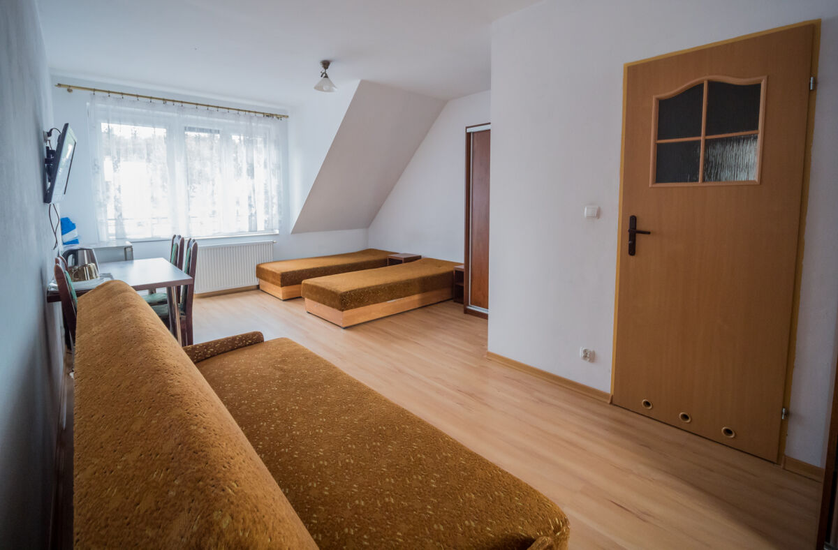 Pok&oacute;j nr 9, 3-osobowy, z balkonem, z jednym ł&oacute;żkiem 2-osobowym i dwoma 1-osobowymi.