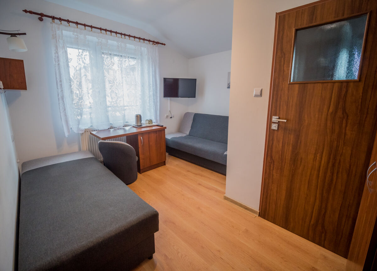 Pok&oacute;j nr 1, 2-osobowy bez balkonu, z jednym ł&oacute;żkiem 2-osobowym i jednym 1-osobowym.