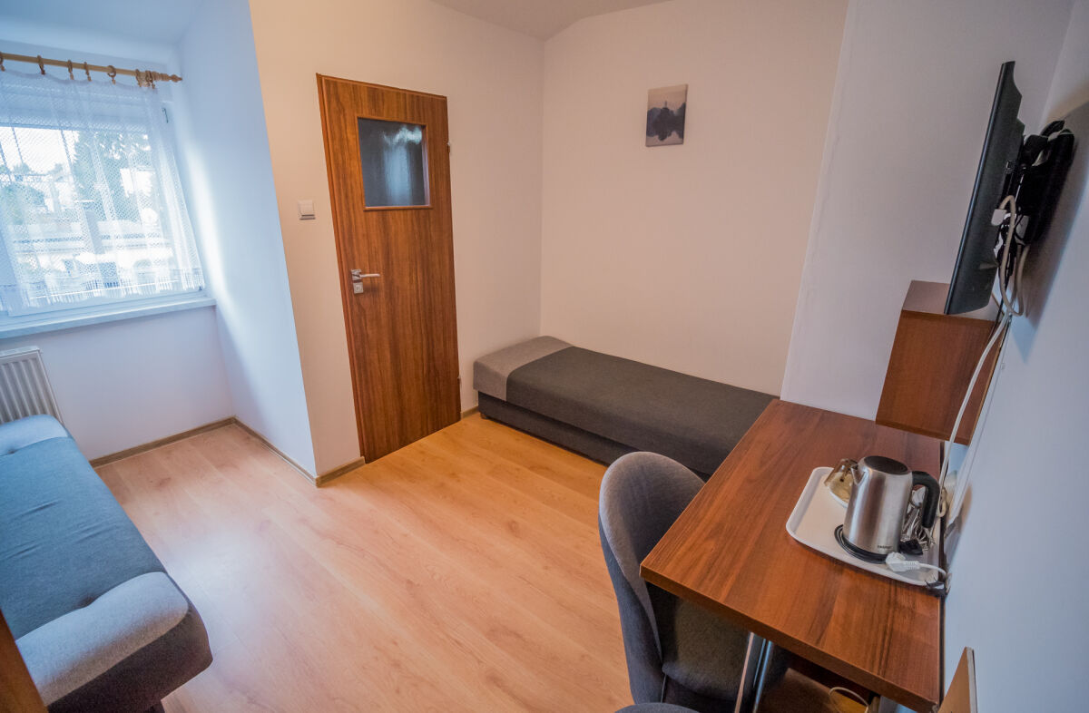 Pok&oacute;j nr 2, 2-osobowy bez balkonu, z jednym ł&oacute;żkiem 2-osobowym i jednym 1-osobowym.