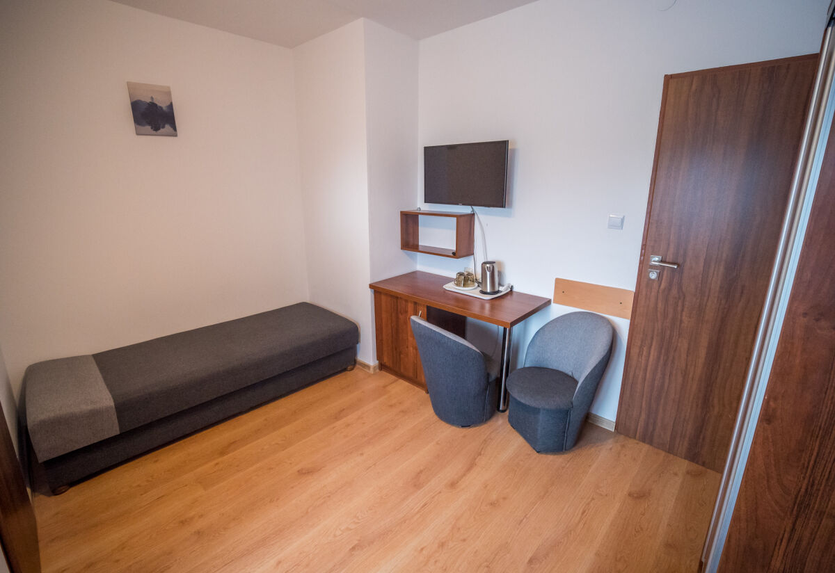 Pok&oacute;j nr 2, 2-osobowy bez balkonu, z jednym ł&oacute;żkiem 2-osobowym i jednym 1-osobowym.