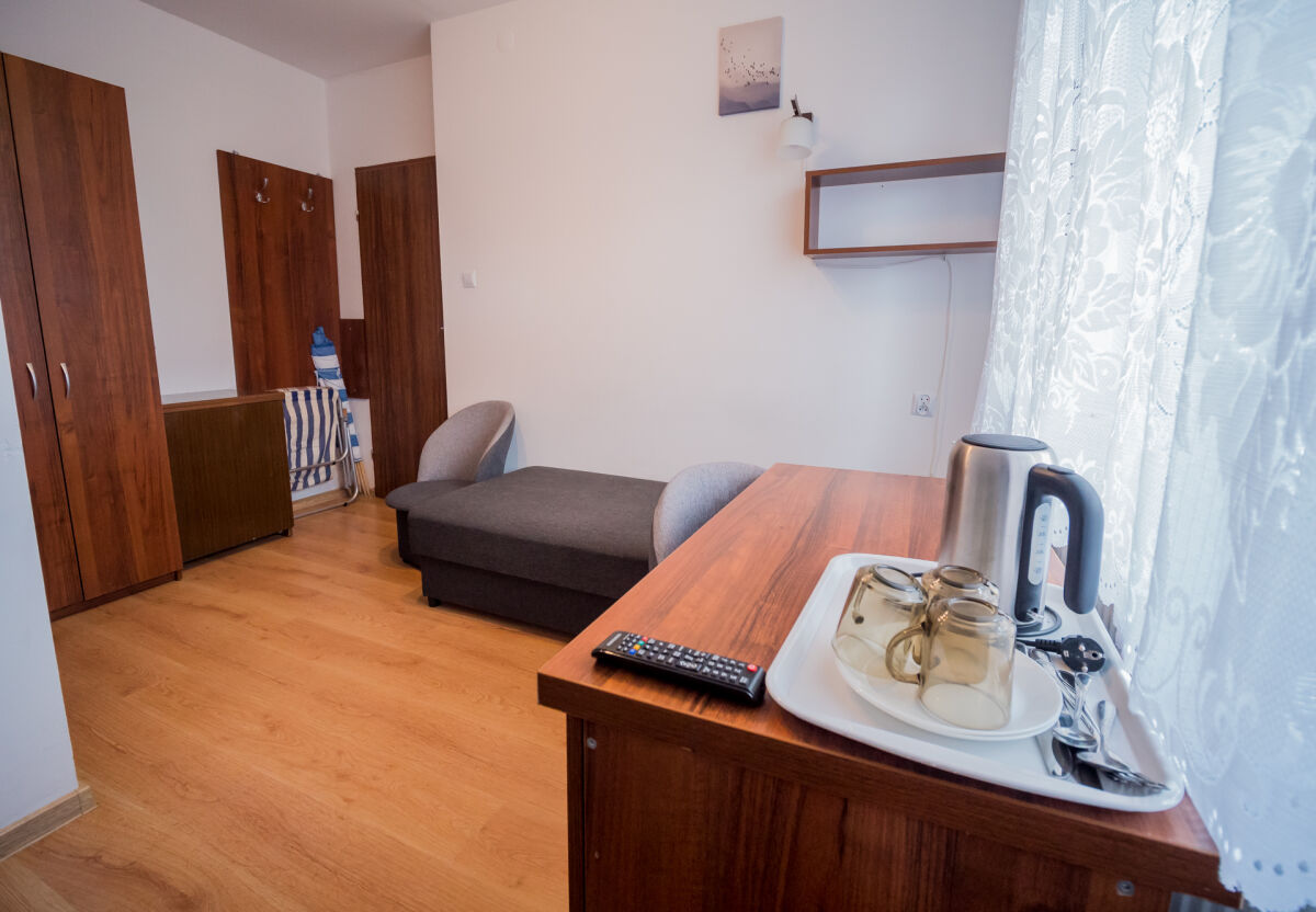 Pok&oacute;j nr 1, 2-osobowy bez balkonu, z jednym ł&oacute;żkiem 2-osobowym i jednym 1-osobowym.