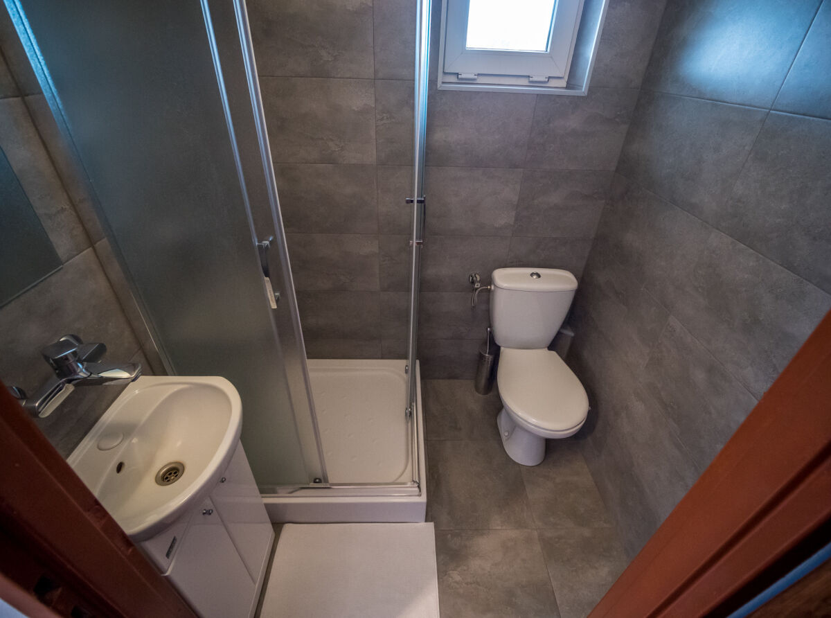 Pok&oacute;j nr 1, 2-osobowy bez balkonu, z jednym ł&oacute;żkiem 2-osobowym i jednym 1-osobowym.