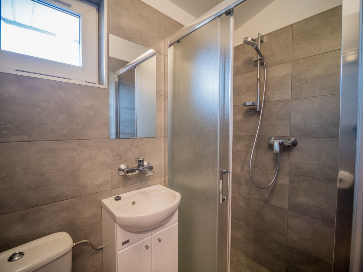 Pok&oacute;j nr 2, 2-osobowy bez balkonu, z jednym ł&oacute;żkiem 2-osobowym i jednym 1-osobowym.