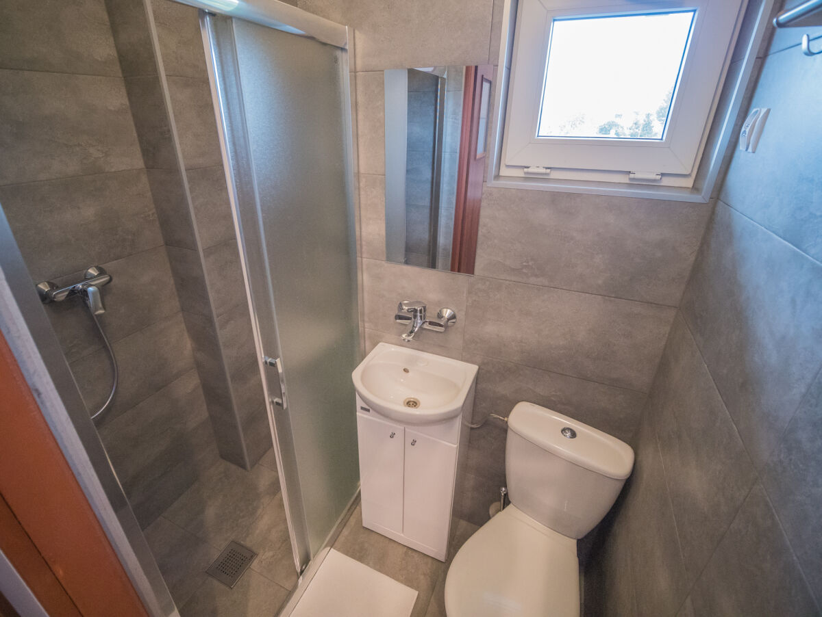 Pok&oacute;j nr 3, 2-osobowy bez balkonu, z jednym ł&oacute;żkiem 2-osobowym i jednym 1-osobowym.