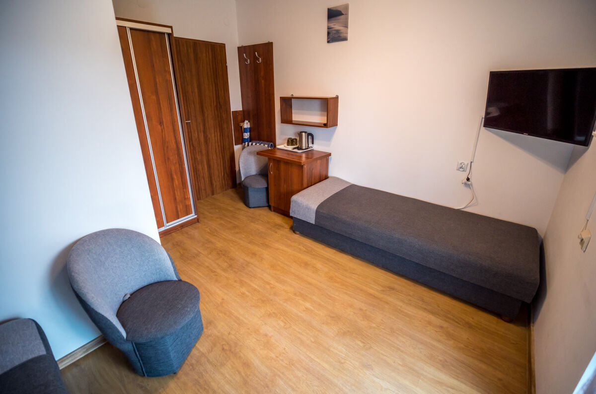 Pok&oacute;j nr 4, 2-osobowy z balkonem, z jednym ł&oacute;żkiem 2-osobowym i jednym 1-osobowym.