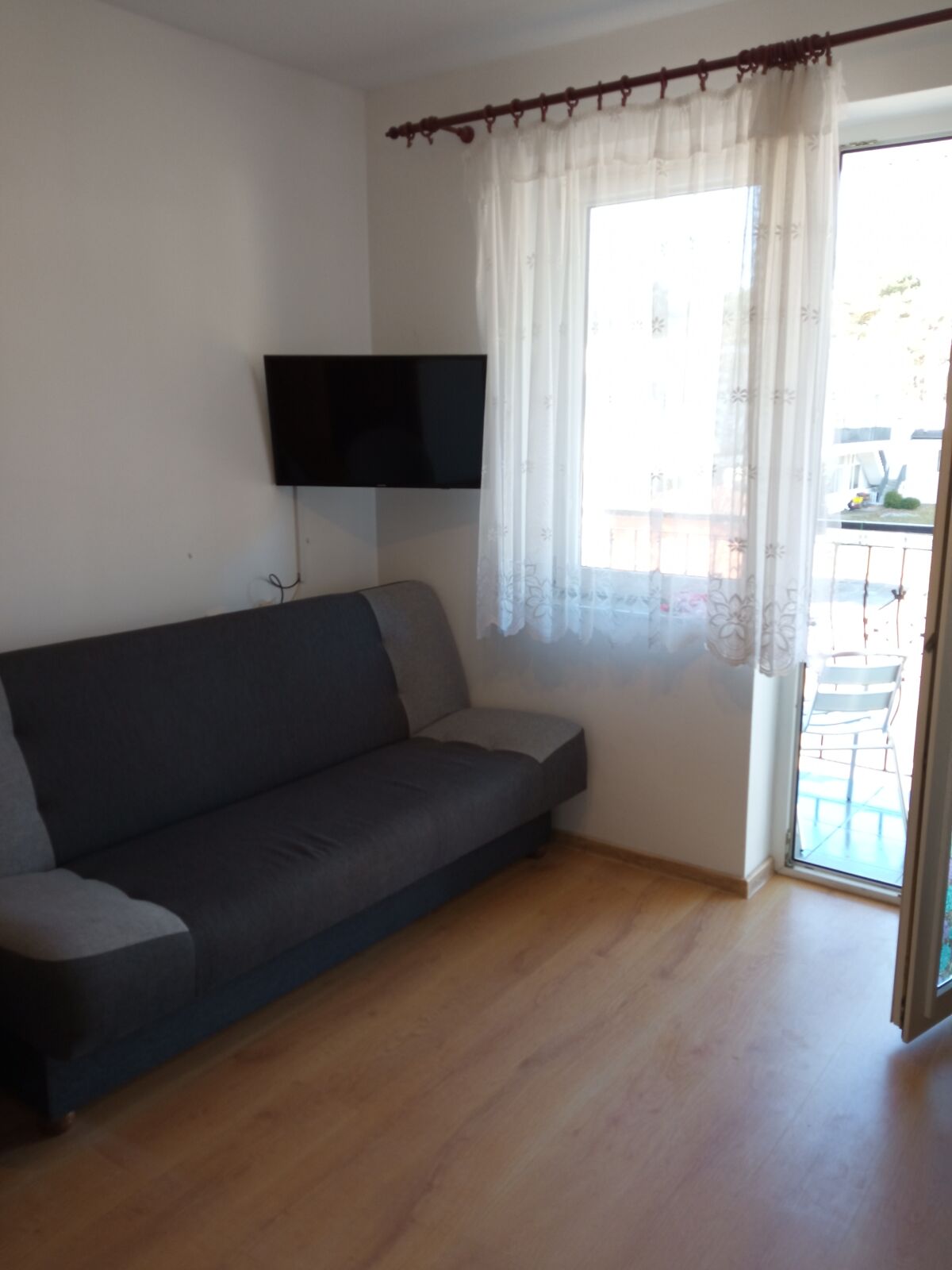 Pok&oacute;j nr 5, 2-osobowy z balkonem, z jednym ł&oacute;żkiem 2-osobowym i jednym 1-osobowym.