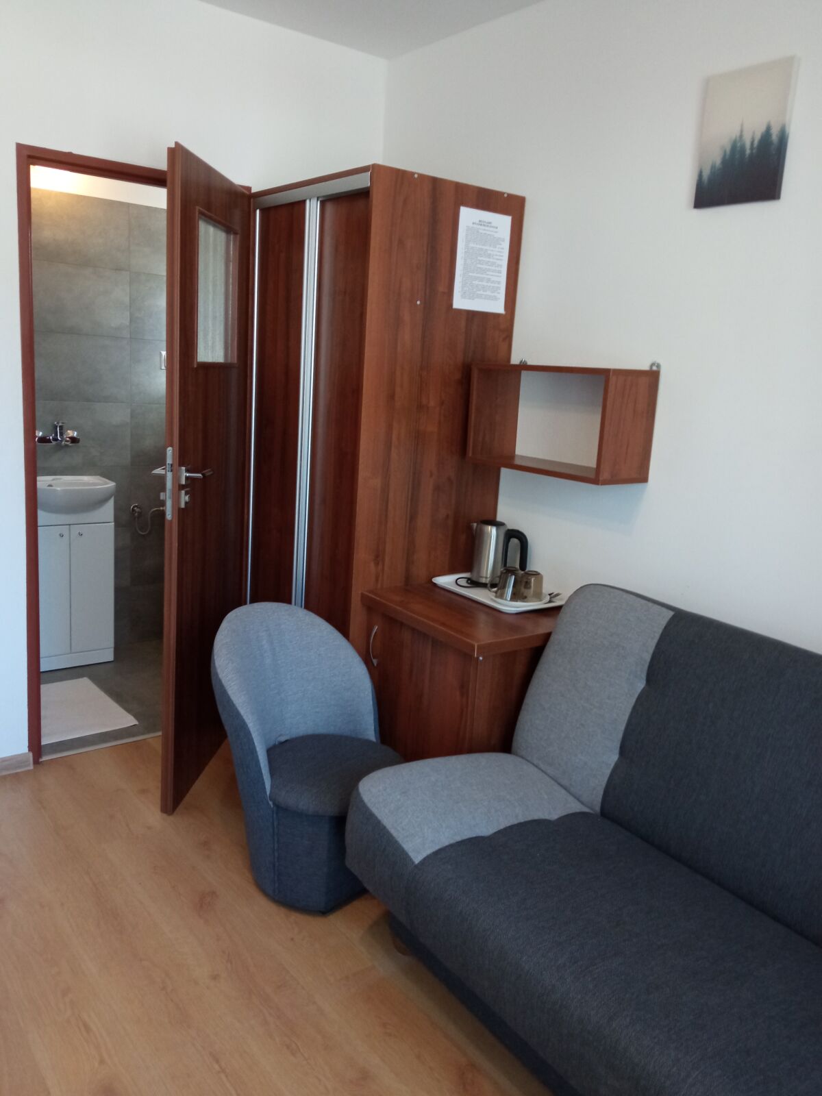 Pok&oacute;j nr 5, 2-osobowy z balkonem, z jednym ł&oacute;żkiem 2-osobowym i jednym 1-osobowym.