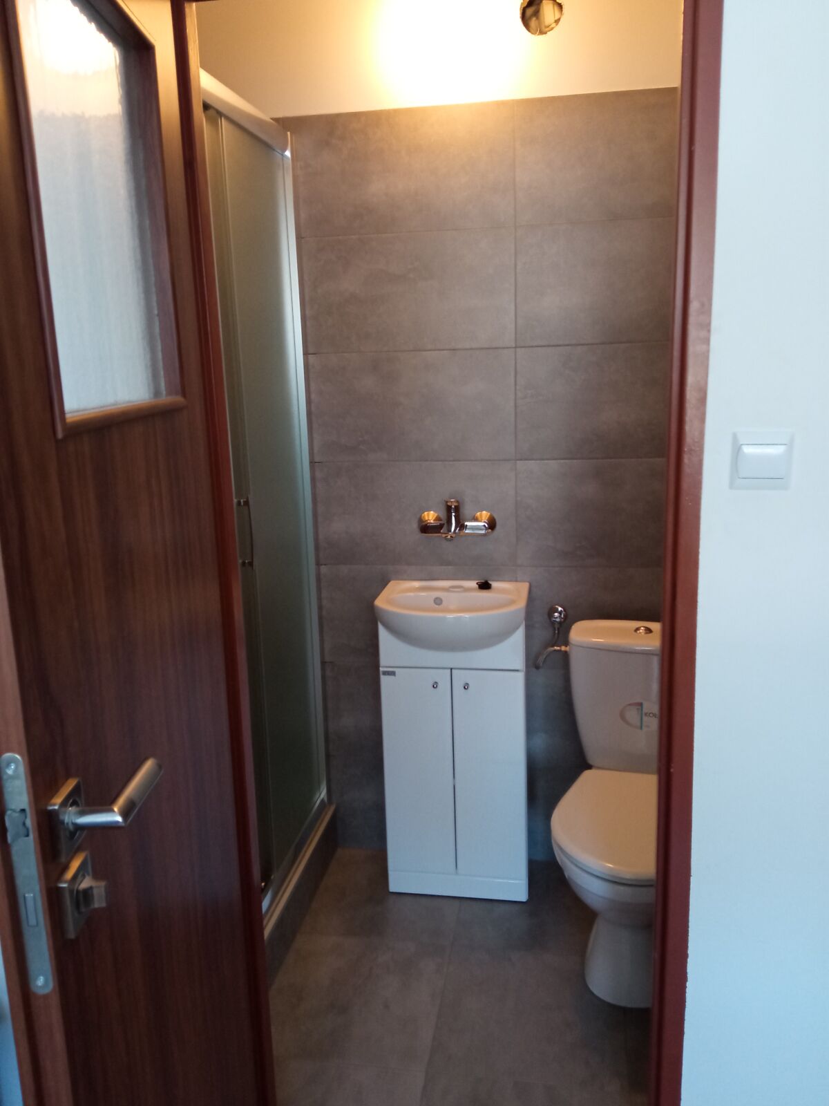 Pok&oacute;j nr 5, 2-osobowy z balkonem, z jednym ł&oacute;żkiem 2-osobowym i jednym 1-osobowym.