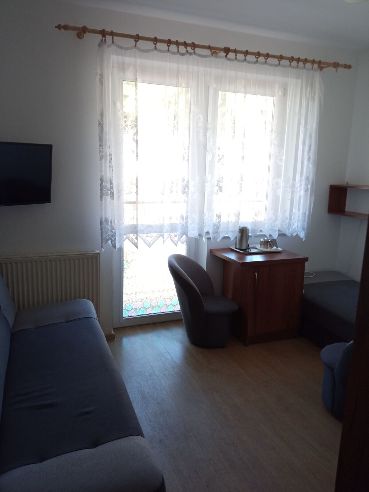 Pok&oacute;j nr 8, 2-osobowy z balkonem, z jednym ł&oacute;żkiem 2-osobowym i jednym 1-osobowym.