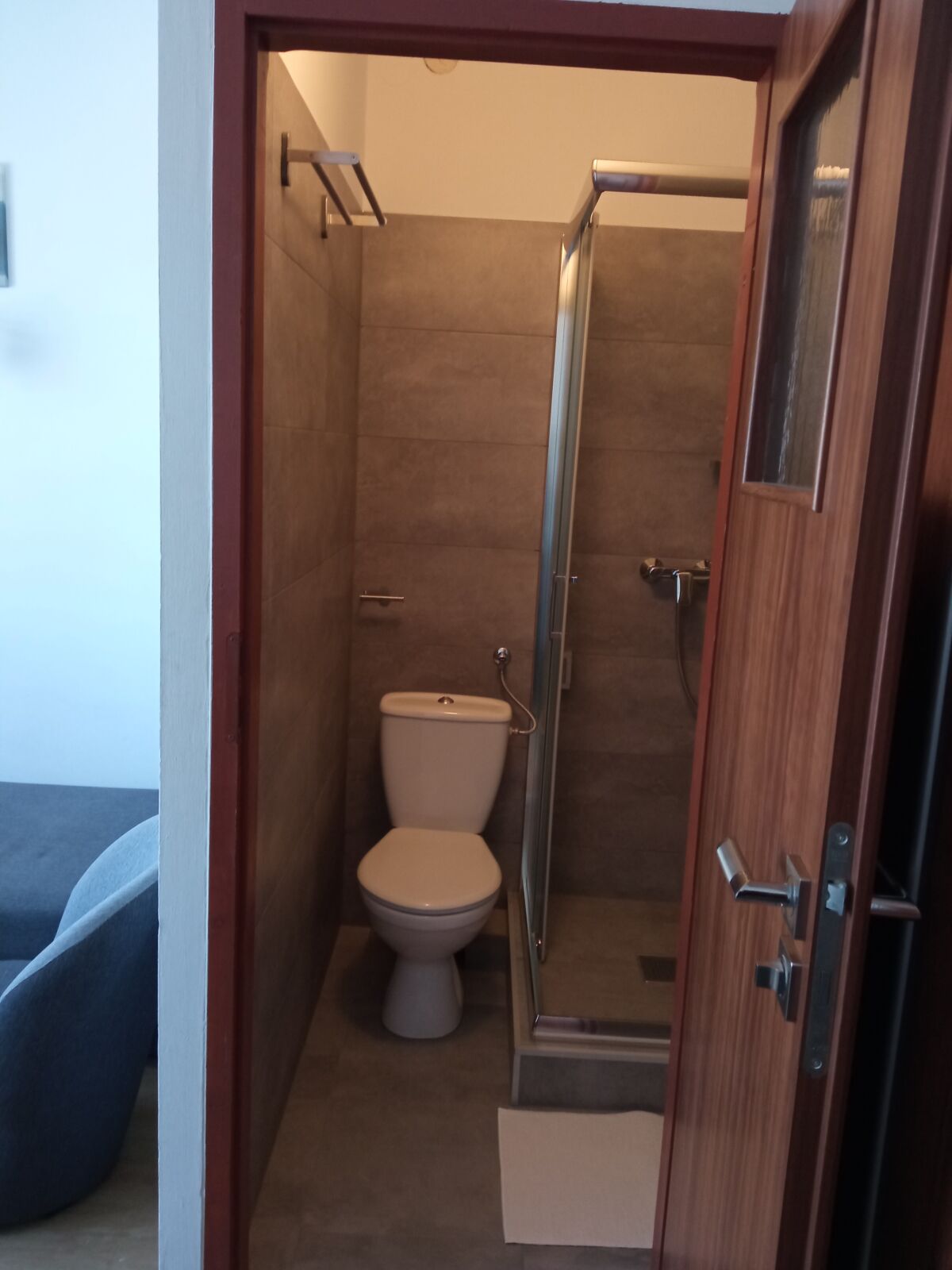 Pok&oacute;j nr 8, 2-osobowy z balkonem, z jednym ł&oacute;żkiem 2-osobowym i jednym 1-osobowym.