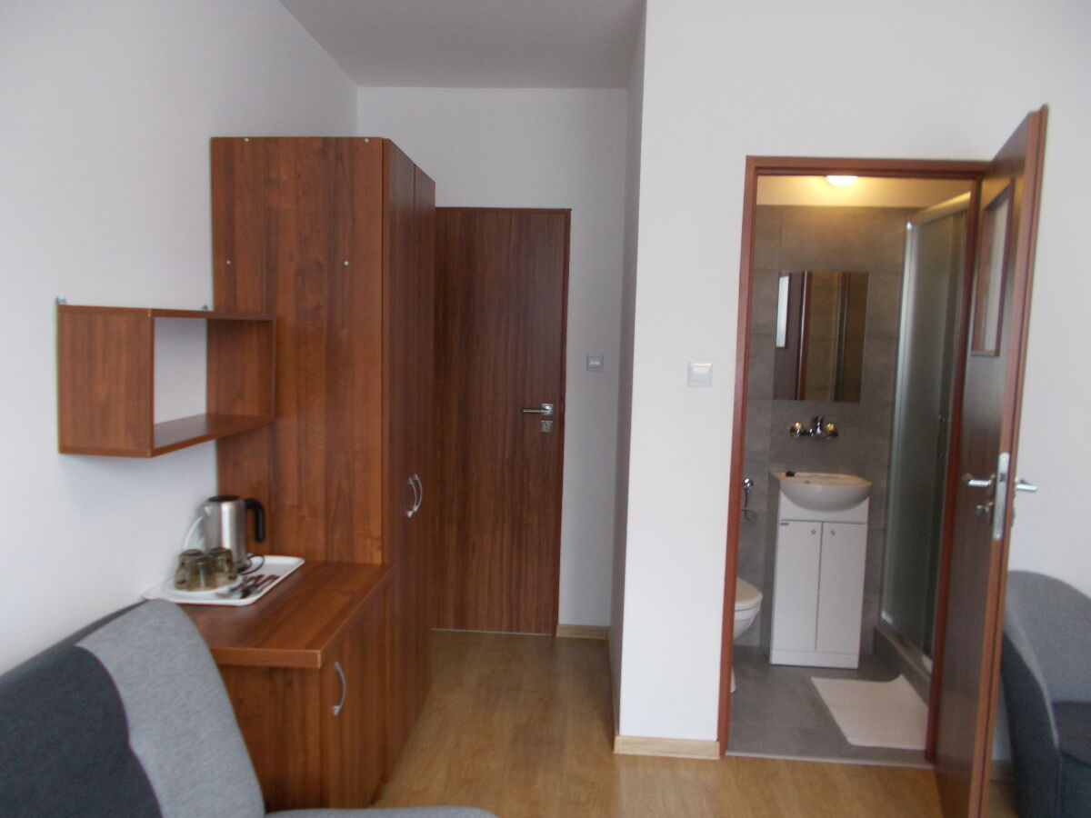 Pok&oacute;j nr 7, 2-osobowy bez balkonu, z jednym ł&oacute;żkiem 2-osobowym i jednym 1-osobowym.