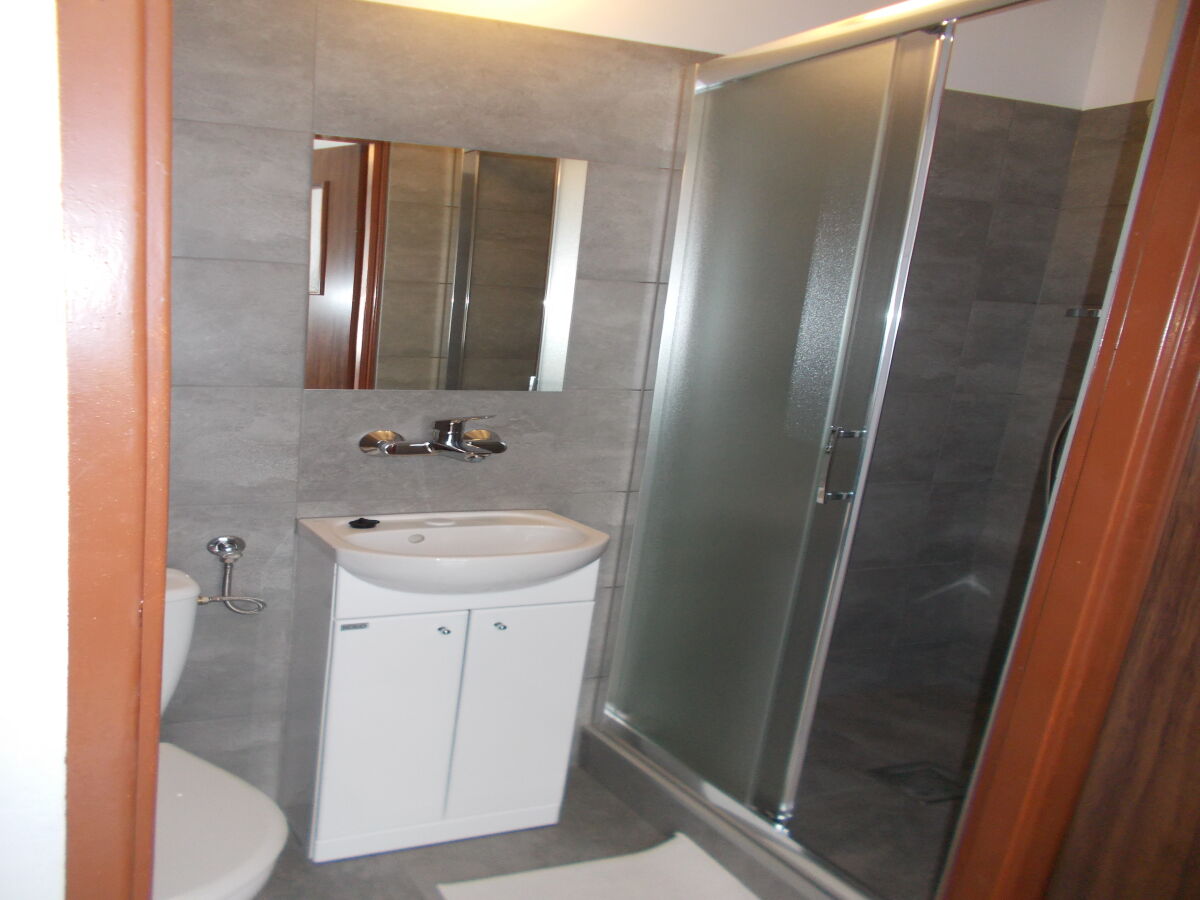 Pok&oacute;j nr 7, 2-osobowy bez balkonu, z jednym ł&oacute;żkiem 2-osobowym i jednym 1-osobowym.