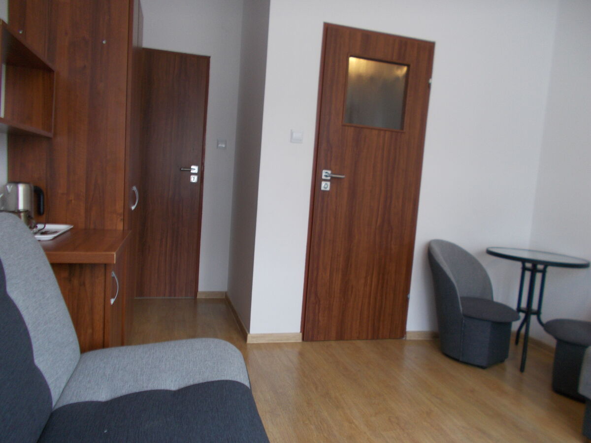 Pok&oacute;j nr 7, 2-osobowy bez balkonu, z jednym ł&oacute;żkiem 2-osobowym i jednym 1-osobowym.