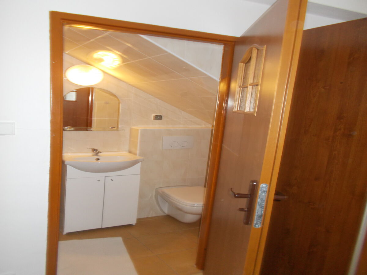 Pok&oacute;j nr 11, 2-osobowy, z balkonem, z jednym ł&oacute;żkiem 2-osobowym i jednym 1-osobowym.