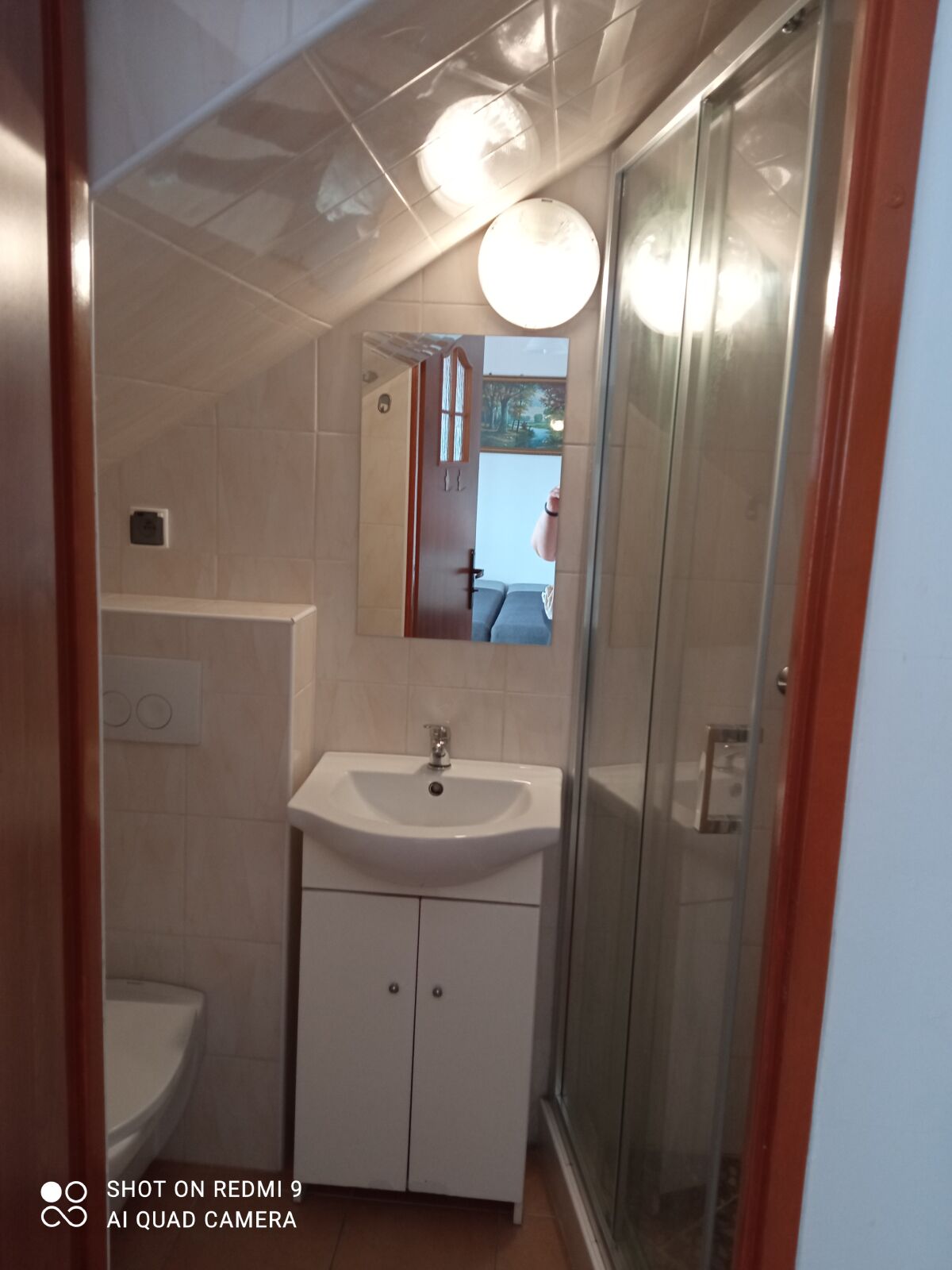 Pok&oacute;j nr 12, 3-osobowy, z balkonem, z jednym ł&oacute;żkiem 2-osobowym i dwoma 1-osobowymi.