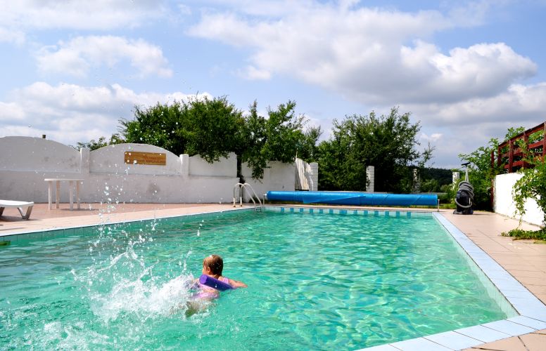 Nocleg w Dąbr&oacute;wnie - Uroczysko Jakubowo z basenem